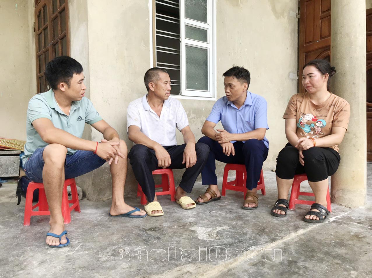 Cán bộ Trung tâm dịch vụ nông nghiệp huyện Phong Thổ vận động người dân xã Bản Lang thực hiện nhốt, xích chó mèo để phòng chống dịch bệnh dại.